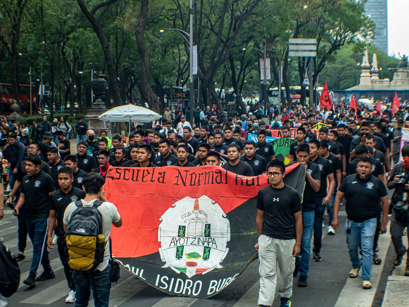 En la 115 Acción Global por Ayotzinapa y México, familiares de los 43 normalistas desaparecidos solicitaron al presidente Andrés Manuel López Obrador una reunión antes de las elecciones presidenciales para conocer avances en la investigación. Ante su descontento por la falta de acción, instalaron un plantón frente a Palacio Nacional para exigir la verdad y justicia para los desaparecidos.