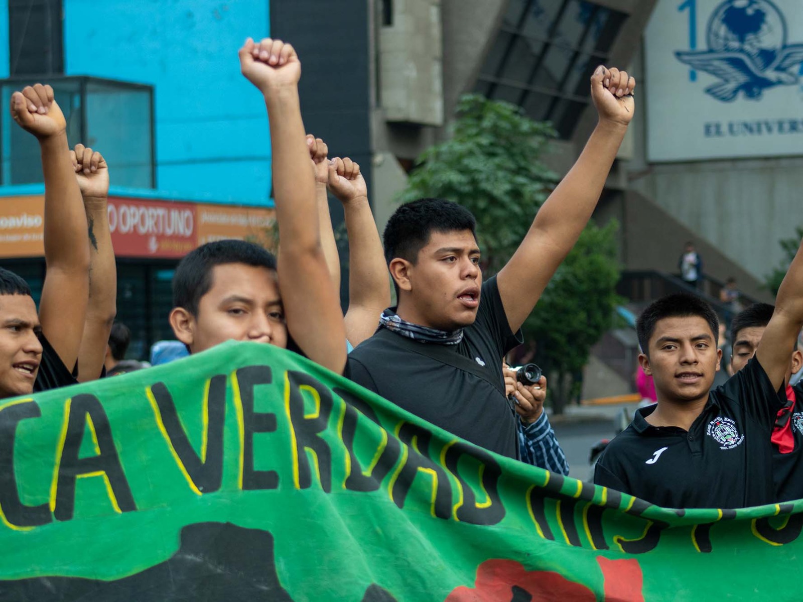 En la 115 Acción Global por Ayotzinapa y México, familiares de los 43 normalistas desaparecidos solicitaron al presidente Andrés Manuel López Obrador una reunión antes de las elecciones presidenciales para conocer avances en la investigación. Ante su descontento por la falta de acción, instalaron un plantón frente a Palacio Nacional para exigir la verdad y justicia para los desaparecidos.