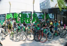 Activistas pro-decisión pedalean por la despenalización del aborto en el Código Penal frente al Senado de la República Con bicicletas, patines y pañuelos verdes, activistas a favor del derecho a decidir se congregaron en una rodada que partió desde el Senado de la República, con el fin de exigir la eliminación de la penalización del aborto en el Código Penal Federal y la celebración de los 17 años del aborto legal, seguro y gratuito en Ciudad de México (CDMX).