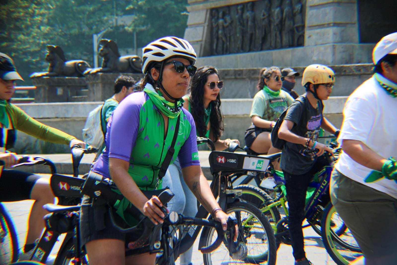 Con bicicletas, patines y pañuelos verdes, activistas a favor del derecho a decidir se congregaron en una rodada que partió desde el Senado de la República, con el fin de exigir la eliminación de la penalización del aborto en el Código Penal Federal y la celebración de los 17 años del aborto legal, seguro y gratuito en Ciudad de México (CDMX).