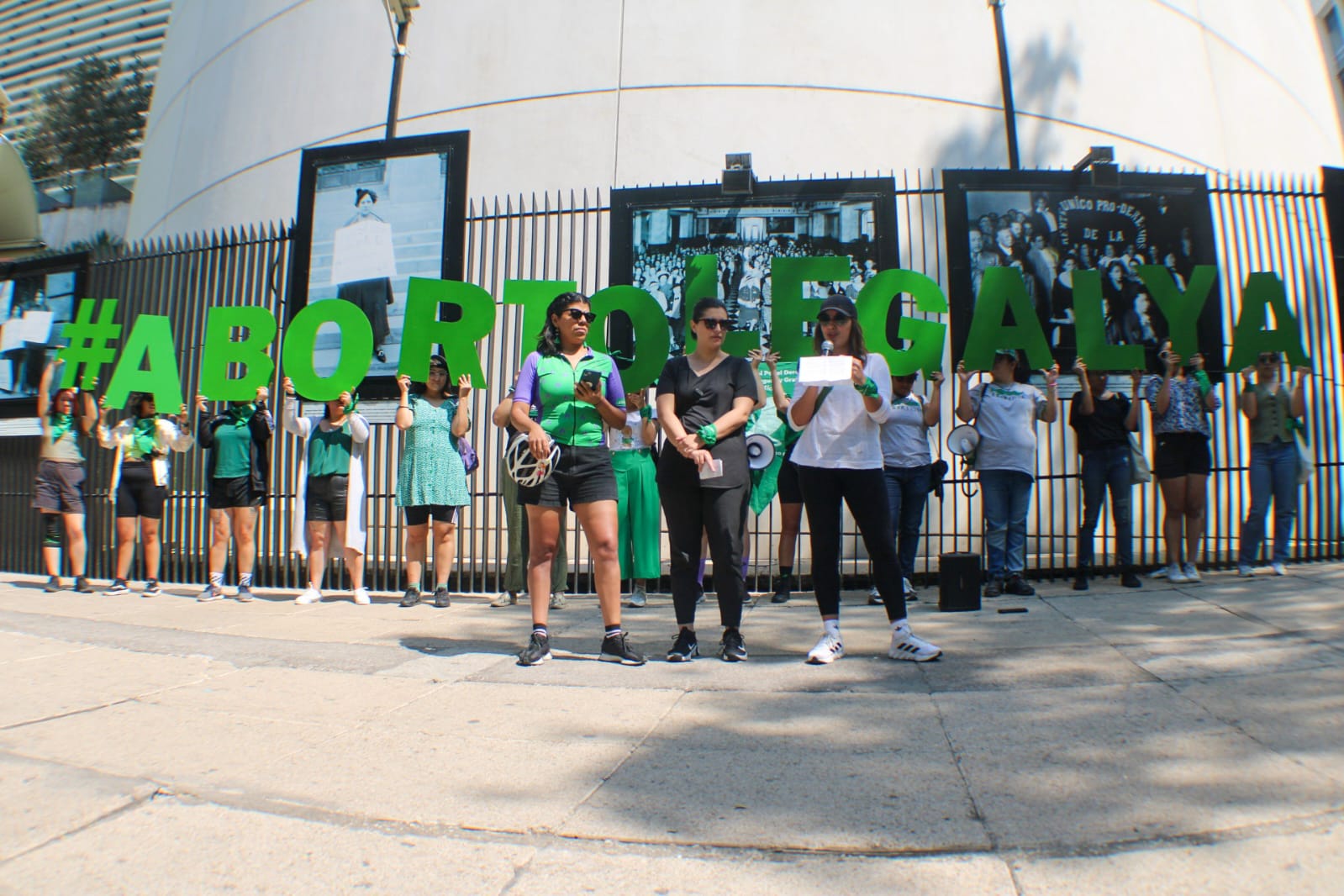 Con bicicletas, patines y pañuelos verdes, activistas a favor del derecho a decidir se congregaron en una rodada que partió desde el Senado de la República, con el fin de exigir la eliminación de la penalización del aborto en el Código Penal Federal y la celebración de los 17 años del aborto legal, seguro y gratuito en Ciudad de México (CDMX).