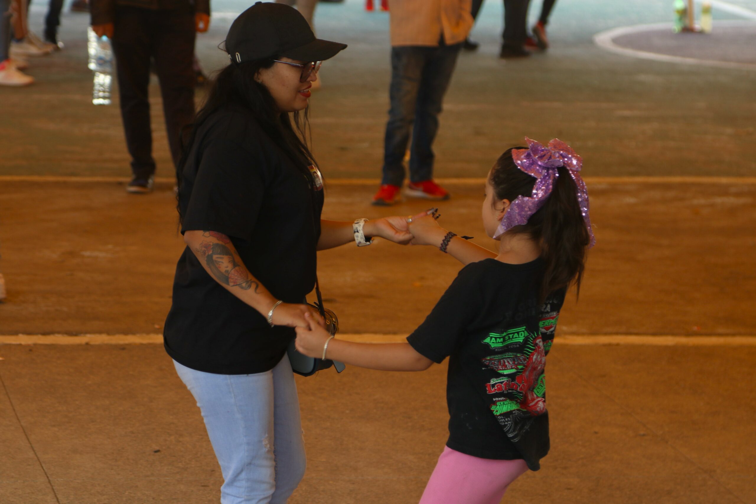 Niña bailando en el sonidero 