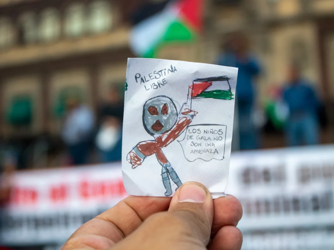 1 Estudiantes de las universidades y colectivos marcharon en la Ciudad de México por el aniversario número 76 de la Nakba en que se conmemora la catástrofe en la que 700,000 palestinos fueron desterrados de lo que hoy es el estado de Israel.
