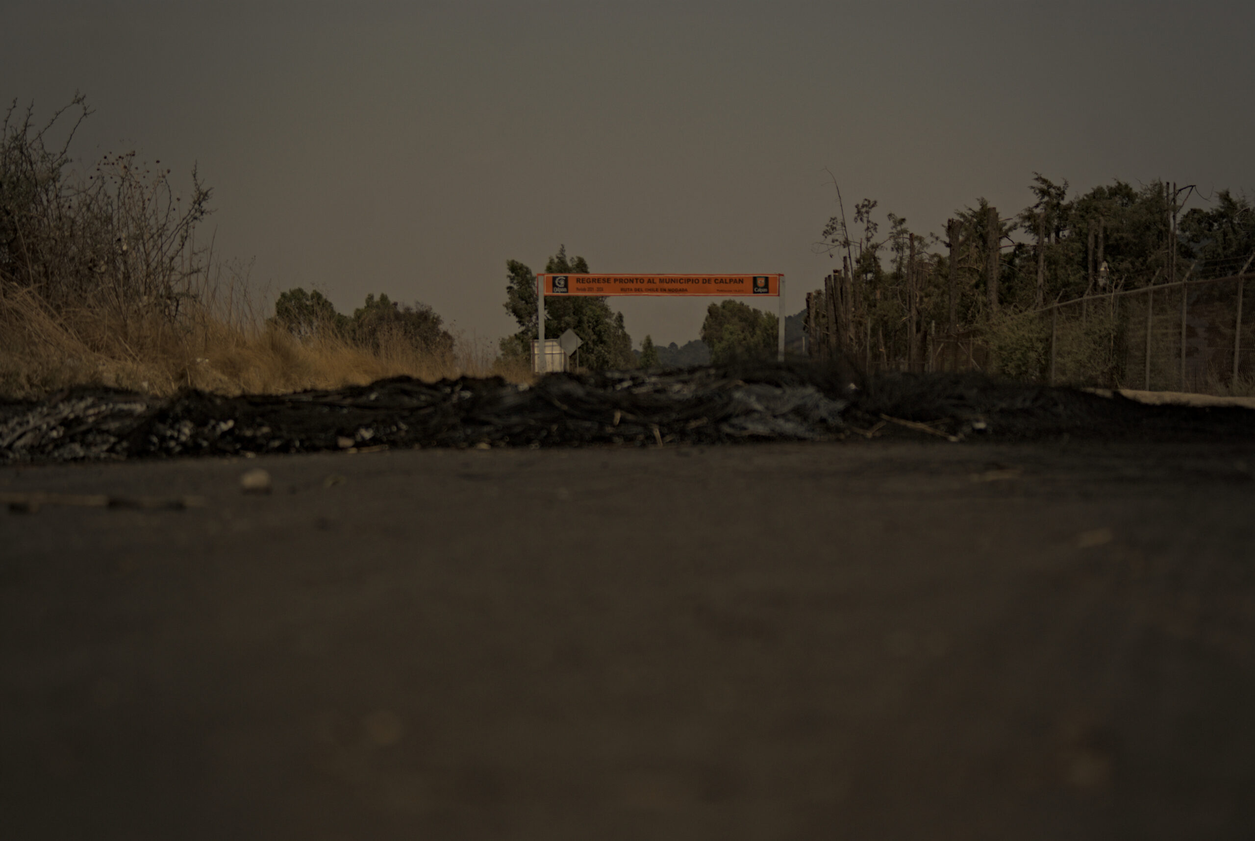 Barricada frente al letrero que marca la salida de San Andrés Calpan, poblado en el que se encuentra el basurero intermunicipal de la zona cholulteca.