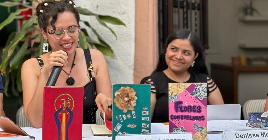 IMG_3299-1068x560 Flores Consteladas: La colección de poemas de dos hermanas separadas por un arresto injusto