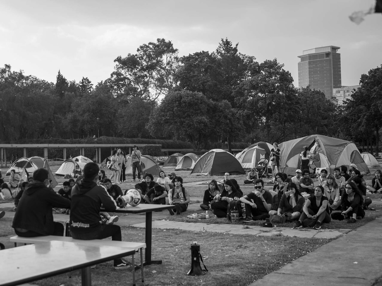 Los estudiantes de la Universidad Nacional Autónoma de México (UNAM) continúan la protesta en el campamento por el genocidio en Palestina y exigen a Rectoría romper relaciones con Israel. La Escuela Normal Rural “Isidro Burgos” en Ayotzinapa, se une a la causa.