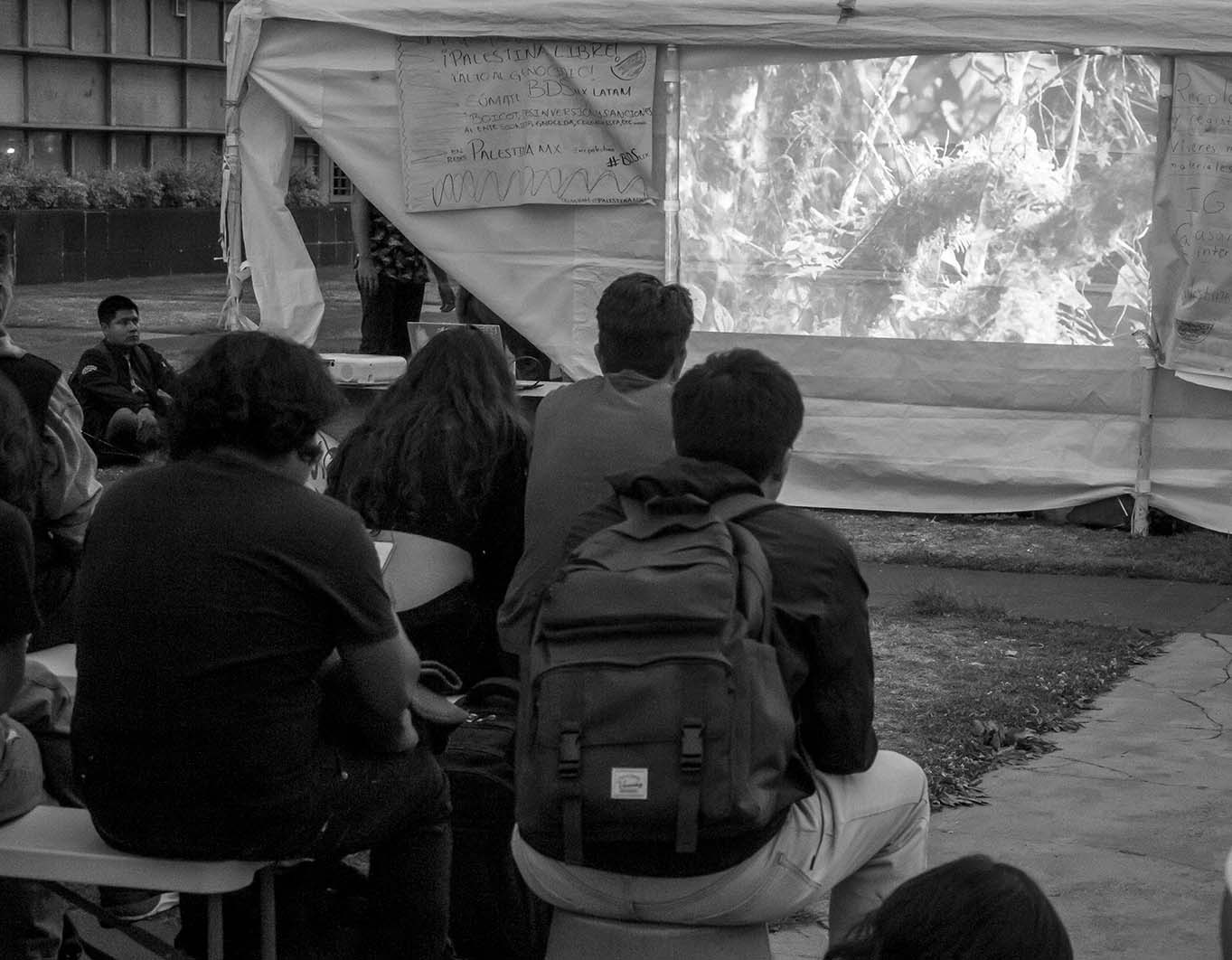 Los estudiantes de la Universidad Nacional Autónoma de México (UNAM) continúan la protesta en el campamento por el genocidio en Palestina y exigen a Rectoría romper relaciones con Israel. La Escuela Normal Rural “Isidro Burgos” en Ayotzinapa, se une a la causa.