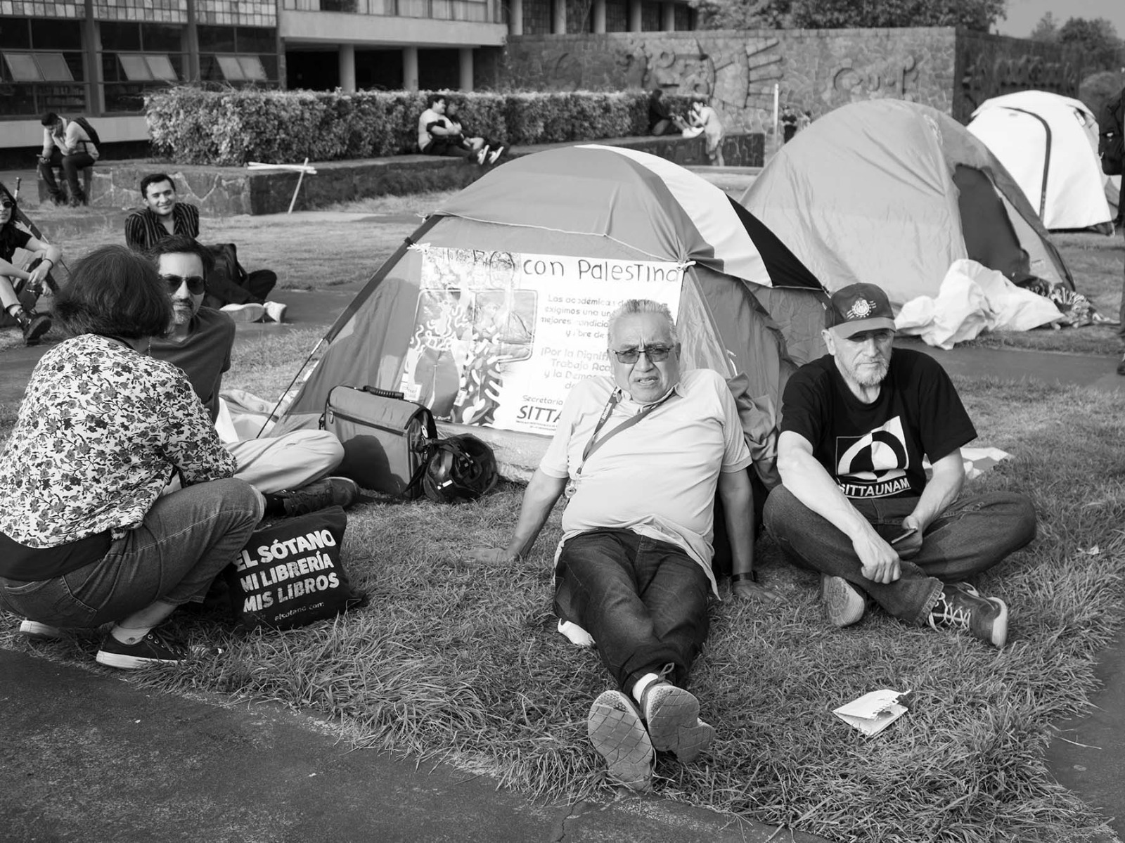 Los estudiantes de la Universidad Nacional Autónoma de México (UNAM) continúan la protesta en el campamento por el genocidio en Palestina y exigen a Rectoría romper relaciones con Israel. La Escuela Normal Rural “Isidro Burgos” en Ayotzinapa, se une a la causa.