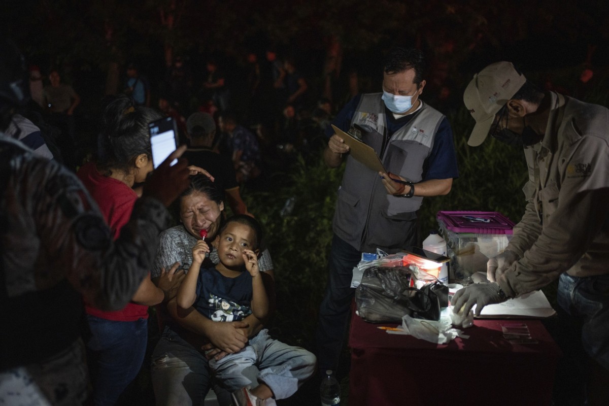 Migrantes, principalmente de Centroamérica, que viajaban a Estados Unidos dentro de un camión con remolque, son detenidos por agentes de inmigración mexicanos y miembros de la Guardia Nacional, en Veracruz, México, el domingo 23 de julio de 2023. (Foto AP/Félix Márquez)