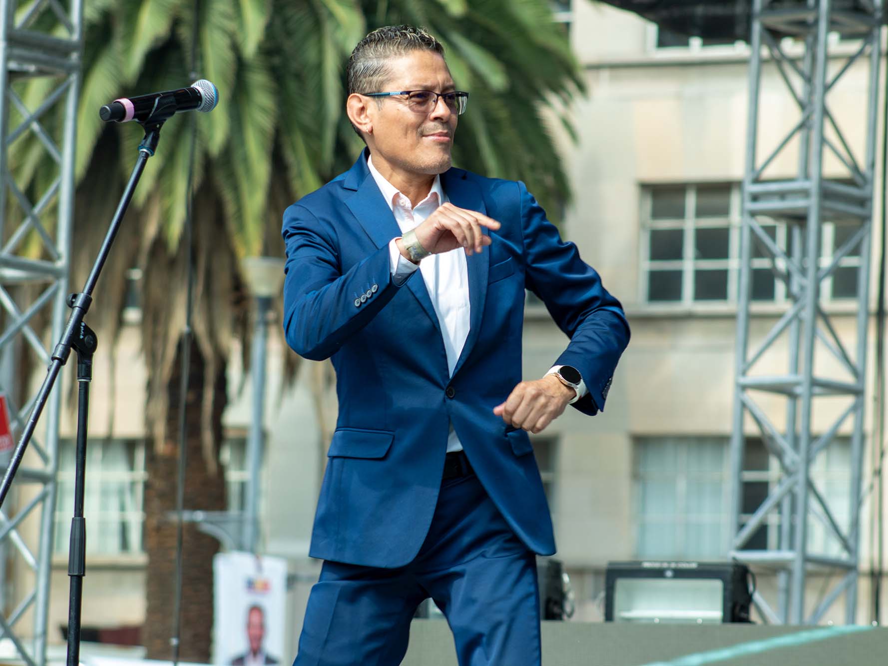 El Monumento a la Revolución fue escenario para llevar a cabo el Gran Baile en honor a todas las mamás, contando con la presentación de diversos grupos de cumbia y salsa. En esta ocasión, las madres presentes solicitaron la resignificación de su labor diaria, destacando la importancia de su reconocimiento en un periodo extendido de todos los días.