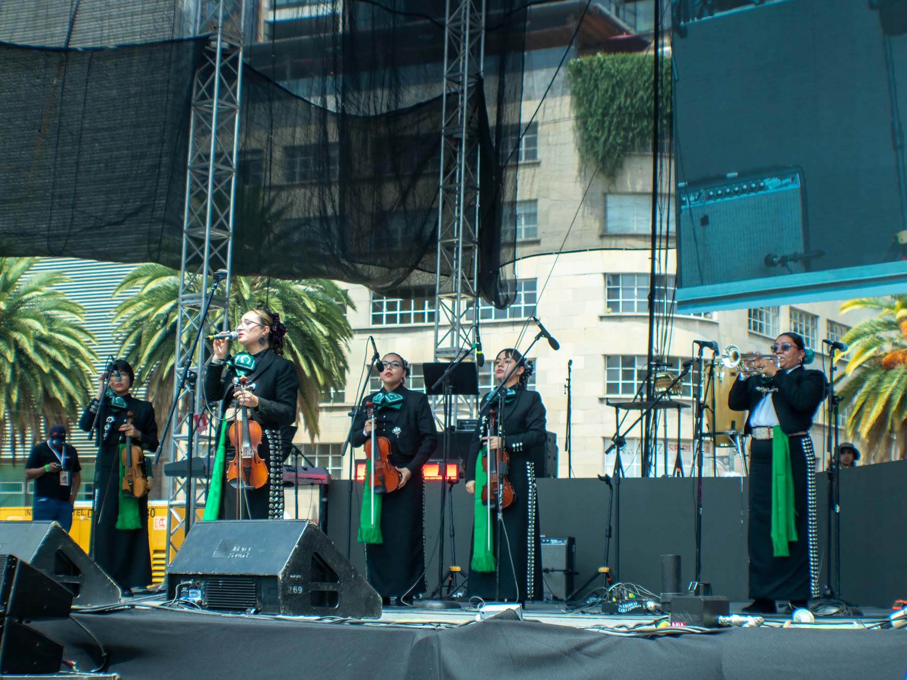 El Monumento a la Revolución fue escenario para llevar a cabo el Gran Baile en honor a todas las mamás, contando con la presentación de diversos grupos de cumbia y salsa. En esta ocasión, las madres presentes solicitaron la resignificación de su labor diaria, destacando la importancia de su reconocimiento en un periodo extendido de todos los días.