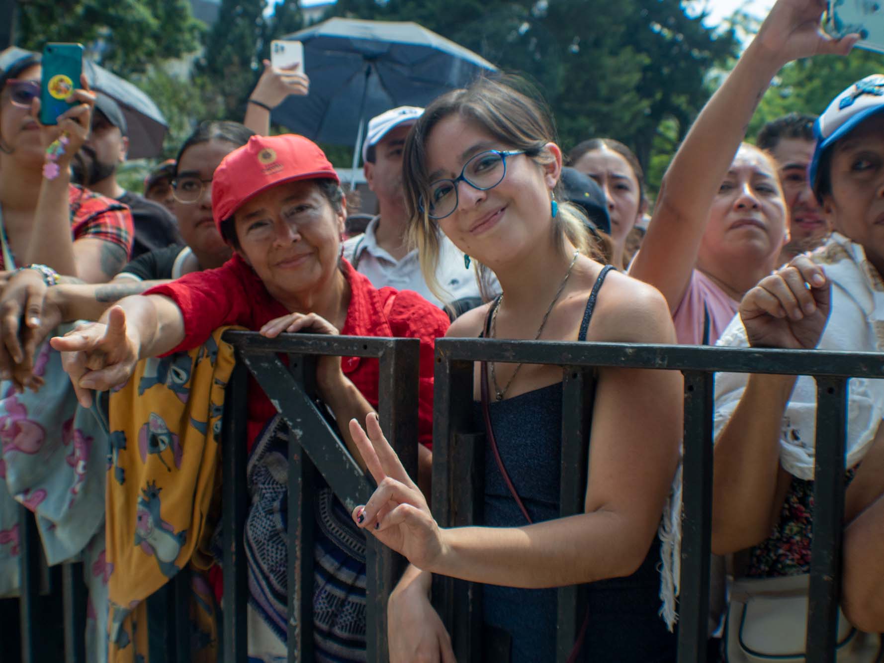 El Monumento a la Revolución fue escenario para llevar a cabo el Gran Baile en honor a todas las mamás, contando con la presentación de diversos grupos de cumbia y salsa. En esta ocasión, las madres presentes solicitaron la resignificación de su labor diaria, destacando la importancia de su reconocimiento en un periodo extendido de todos los días.