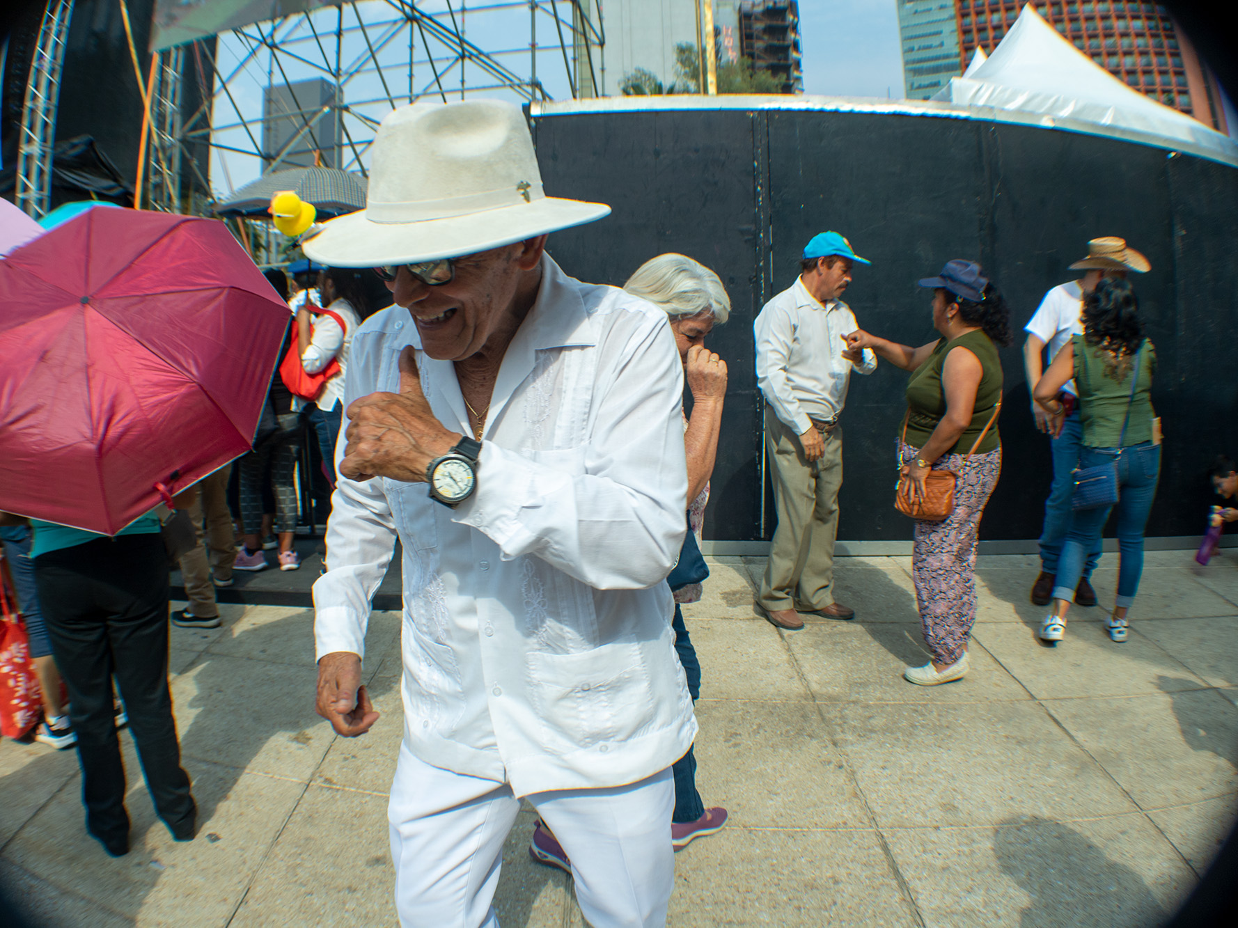 El Monumento a la Revolución fue escenario para llevar a cabo el Gran Baile en honor a todas las mamás, contando con la presentación de diversos grupos de cumbia y salsa. En esta ocasión, las madres presentes solicitaron la resignificación de su labor diaria, destacando la importancia de su reconocimiento en un periodo extendido de todos los días.