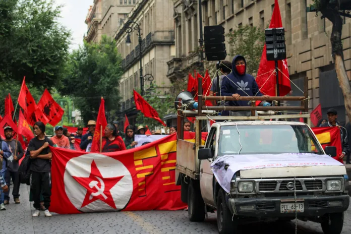 Familiares y colectivos encabezados por el Frente de Escuela Democráticas Febrero-25 marcharon desde el Monumento a la Revolución para exigir respuesta del paradero de Félix Emiliano Jiménez Pérez, maestro desaparecido desde 20 de junio del 2024. Familiares y colectivos encabezados por el Frente de Escuela Democráticas Febrero-25 marcharon desde el Monumento a la Revolución para exigir respuesta del paradero de Félix Emiliano Jiménez Pérez, maestro desaparecido desde 20 de junio del 2024.