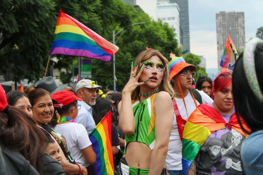 En la lucha por una diversidad libre de prejuicios, la cultura Drag se hizo presente en el Pride 2024 de la Ciudad de México, expresando su deseo de ser visibilizada a través de coloridas y brillantes manifestaciones pertenecientes a la comunidad LGBTIQA+. En la lucha por una diversidad libre de prejuicios, la cultura Drag se hizo presente en el Pride 2024 de la Ciudad de México, expresando su deseo de ser visibilizada a través de coloridas y brillantes manifestaciones pertenecientes a la comunidad LGBTIQA+.