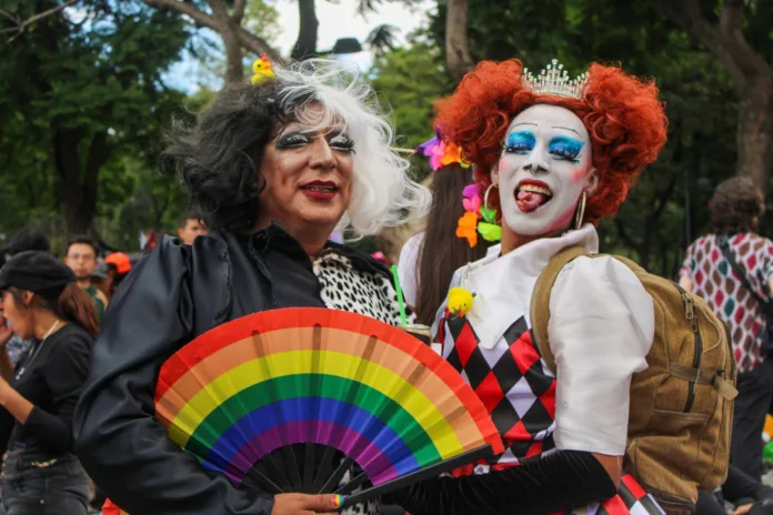 En la lucha por una diversidad libre de prejuicios, la cultura Drag se hizo presente en el Pride 2024 de la Ciudad de México, expresando su deseo de ser visibilizada a través de coloridas y brillantes manifestaciones pertenecientes a la comunidad LGBTIQA+. En la lucha por una diversidad libre de prejuicios, la cultura Drag se hizo presente en el Pride 2024 de la Ciudad de México, expresando su deseo de ser visibilizada a través de coloridas y brillantes manifestaciones pertenecientes a la comunidad LGBTIQA+.