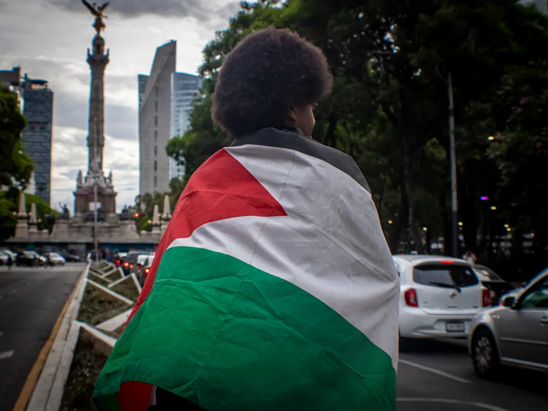 Al compás de melodías y ritmos corporales frente a la Embajada de Estados Unidos, colectivos y organizaciones formaron una Ola de Paz en México para denunciar el continuo genocidio perpetrado por las fuerzas armadas de Israel en Palestina. Al compás de melodías y ritmos corporales frente a la Embajada de Estados Unidos, colectivos y organizaciones formaron una Ola de Paz en México para denunciar el continuo genocidio perpetrado por las fuerzas armadas de Israel en Palestina.