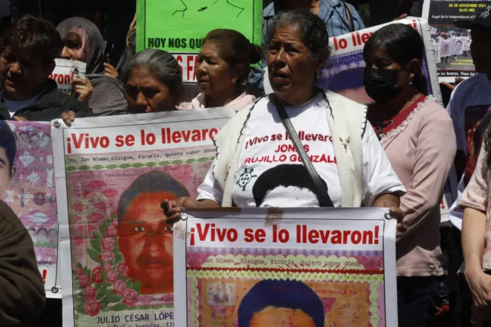 Foto: Tlachinollan | Padres de los 43 desaparecidos de Ayotzinapa, solicitaron al presidente la presencia de la Presidenta electa Claudia Sheinbaum Pardo, en la próxima reunión. Foto: Tlachinollan | Padres de los 43 desaparecidos de Ayotzinapa, solicitaron al presidente la presencia de la Presidenta electa Claudia Sheinbaum Pardo, en la próxima reunión.