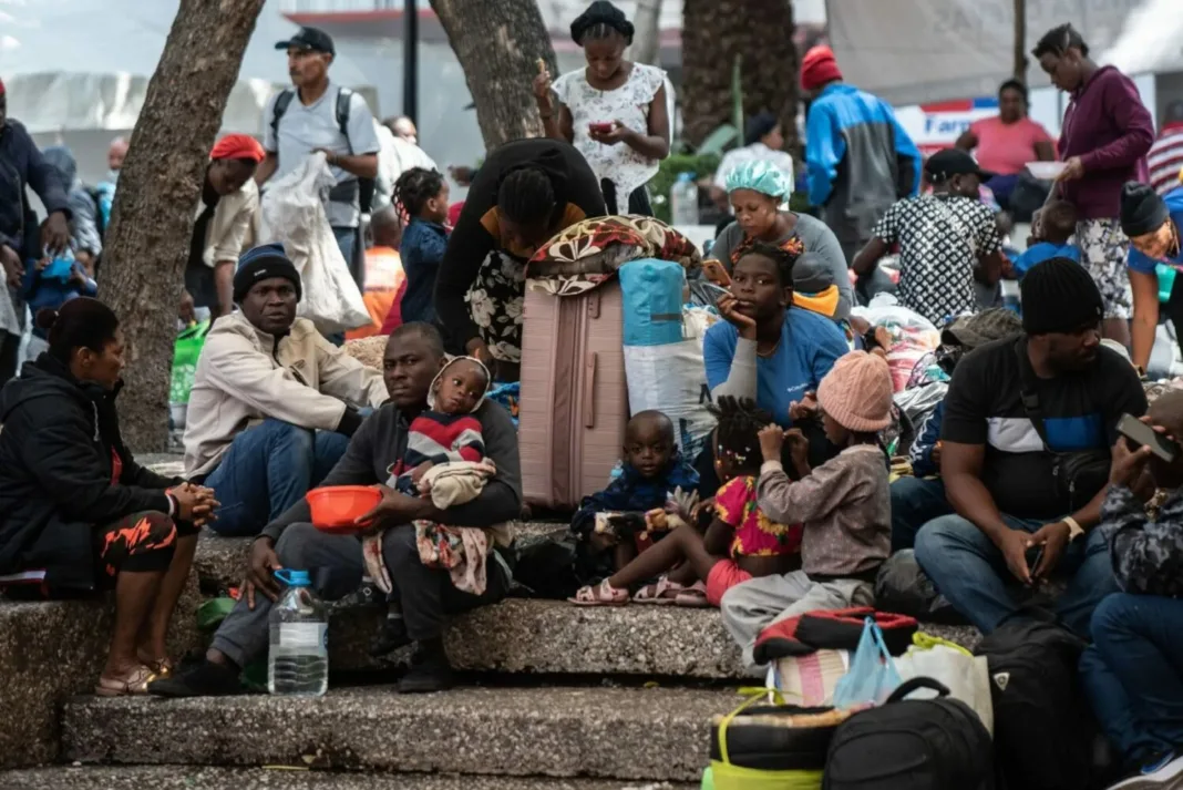 Desalojan la Plaza Giorgiano Desalojo de migrantes