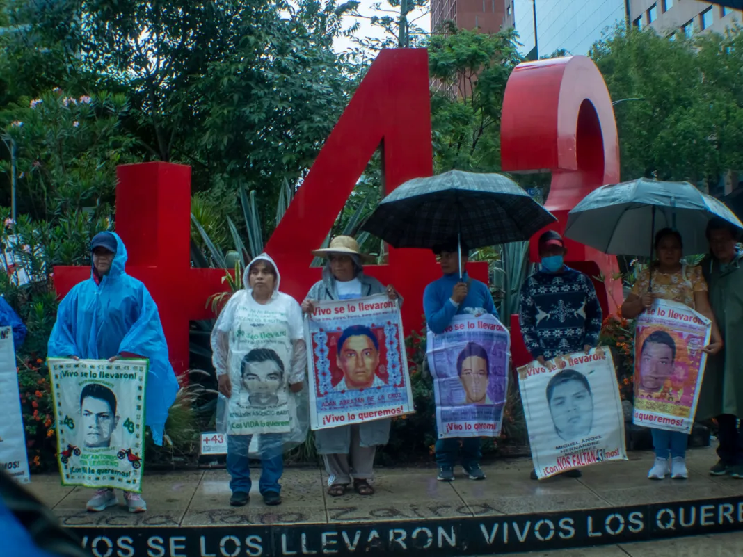 Familiares de los 43 desaparecidos en Ayotzinapa evidenciaron el encubrimiento de la participación militar a casi 10 años del crimen de Estado y la negligencia que hubo durante el periodo presidencial de Andrés Manuel López Obrador con el incumplimiento de promesas hacia los padres y madres. Familiares de los 43 desaparecidos en Ayotzinapa evidenciaron el encubrimiento de la participación militar a casi 10 años del crimen de Estado y la negligencia que hubo durante el periodo presidencial de Andrés Manuel López Obrador con el incumplimiento de promesas hacia los padres y madres.