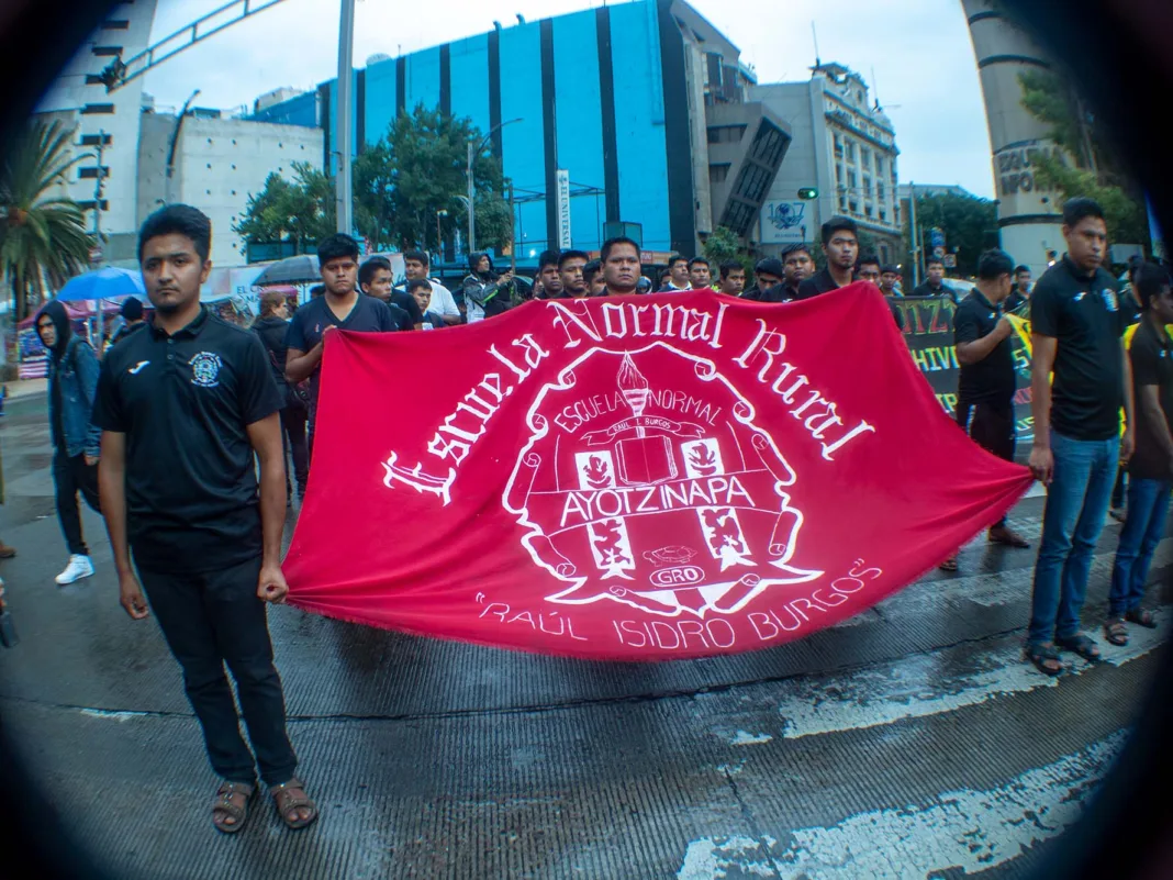 En la 117 Acción Global por Ayotzinapa y México, los padres y madres de los 43 normalistas demostraron su indignación ante la falta de autoridad y respuesta hacia la investigación de la desaparición forzada durante el mandato de Andrés Manuel López Obrador. En la 117 Acción Global por Ayotzinapa y México, los padres y madres de los 43 normalistas demostraron su indignación ante la falta de autoridad y respuesta hacia la investigación de la desaparición forzada durante el mandato de Andrés Manuel López Obrador.
