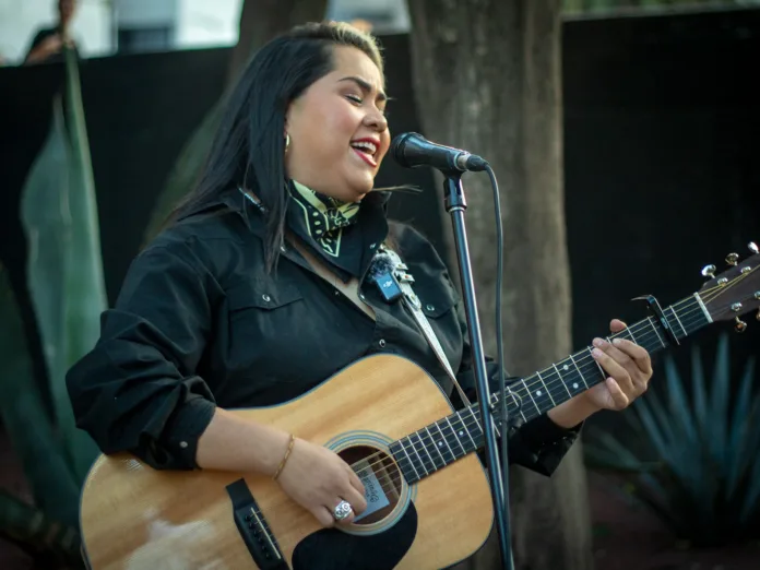 Frente al Monumento a la Revolución, la reconocida cantautora mexicana y destacada feminista Vivir Quintana ofreció un íntimo concierto acústico para mantener una cercanía especial con sus seguidores. Al momento, reafirmó su postura política a través de letras y estribillos como declaraciones musicales hacia las mujeres como la primera presidenta electa en México. Frente al Monumento a la Revolución, la reconocida cantautora mexicana y destacada feminista Vivir Quintana ofreció un íntimo concierto acústico para mantener una cercanía especial con sus seguidores. Al momento, reafirmó su postura política a través de letras y estribillos como declaraciones musicales hacia las mujeres como la primera presidenta electa en México.