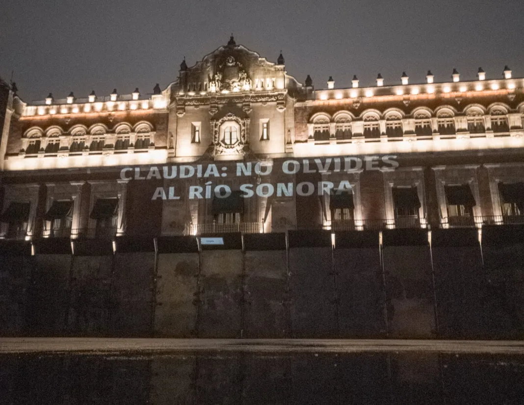 Comités de Cuenca Río Sonora evidenciaron la falta de acción efectiva por las autoridades federales y estatales a través de mensajes proyectados en Palacio Nacional. A su vez, se le exigió a Claudia Sheinbaum justicia para los afectados por el desastre natural en los ríos Sonora y Bacanuchi desde 2014. Comités de Cuenca Río Sonora evidenciaron la falta de acción efectiva por las autoridades federales y estatales a través de mensajes proyectados en Palacio Nacional. A su vez, se le exigió a Claudia Sheinbaum justicia para los afectados por el desastre natural en los ríos Sonora y Bacanuchi desde 2014.