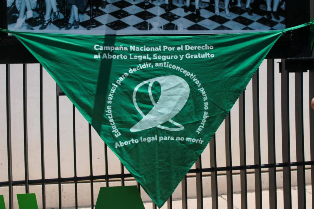 El Congreso de Puebla aprobó la despenalización del aborto hasta las 12 semanas de gestación, convirtiéndose en el décimo cuarto estado en avalar la reforma en México. La votación fue de 29 votos a favor, 7 en contra y 4 abstenciones. El Congreso de Puebla aprobó la despenalización del aborto hasta las 12 semanas de gestación, convirtiéndose en el décimo cuarto estado en avalar la reforma en México. La votación fue de 29 votos a favor, 7 en contra y 4 abstenciones.