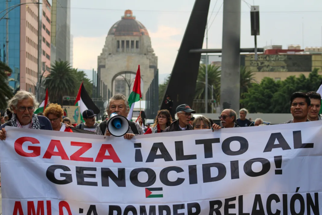 Los bombardeos de Israel a Palestina siguen dando de qué hablar, ya que no ha cesado el genocidio. Desde México, continúan las movilizaciones para visibilizar, sensibilizar y simpatizar con aquellos que han perdido su hogar por los intereses políticos, sociales y económicos en Palestina. Los bombardeos de Israel a Palestina siguen dando de qué hablar, ya que no ha cesado el genocidio. Desde México, continúan las movilizaciones para visibilizar, sensibilizar y simpatizar con aquellos que han perdido su hogar por los intereses políticos, sociales y económicos en Palestina.