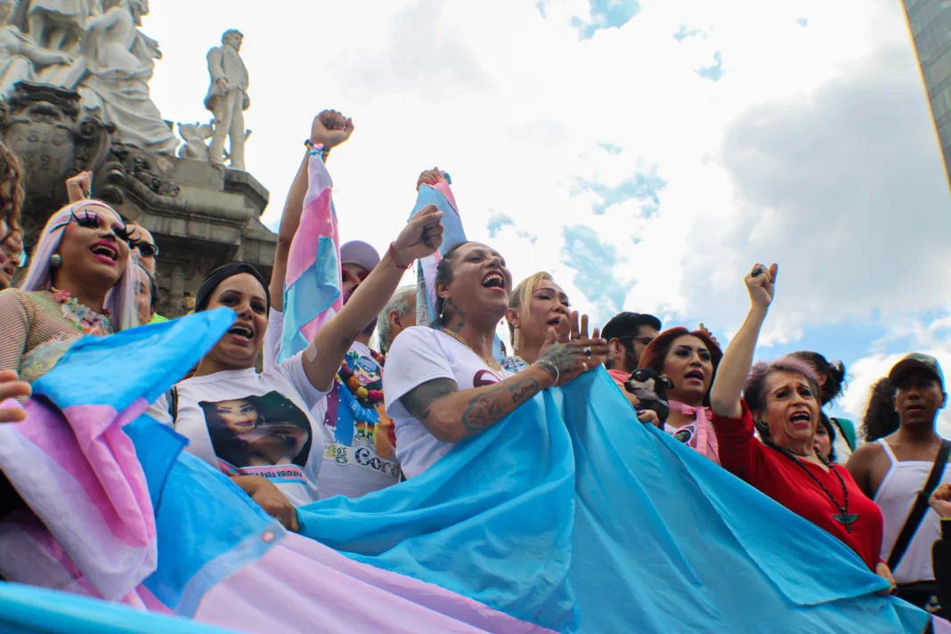 Con banderas en alto, comunidad trans al grito de "¡si se pudo, si se pudo!" y "¡aquí está la resistencia trans!" reconoció la Ley Paola Buenrostro en el Ángel de la Independencia. Kenya Cuevas, en un acto de reivindicación por los derechos humanos, enfatizó la importancia de no celebrar, sino de evidenciar el avance logrado. Con banderas en alto, comunidad trans al grito de "¡si se pudo, si se pudo!" y "¡aquí está la resistencia trans!" reconoció la Ley Paola Buenrostro en el Ángel de la Independencia. Kenya Cuevas, en un acto de reivindicación por los derechos humanos, enfatizó la importancia de no celebrar, sino de evidenciar el avance logrado.