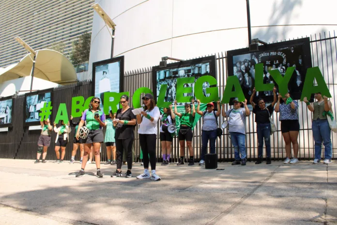 El Congreso de Puebla aprobó la despenalización del aborto hasta las 12 semanas de gestación, convirtiéndose en el décimo cuarto estado en avalar la reforma en México. La votación fue de 29 votos a favor, 7 en contra y 4 abstenciones. El Congreso de Puebla aprobó la despenalización del aborto hasta las 12 semanas de gestación, convirtiéndose en el décimo cuarto estado en avalar la reforma en México. La votación fue de 29 votos a favor, 7 en contra y 4 abstenciones.