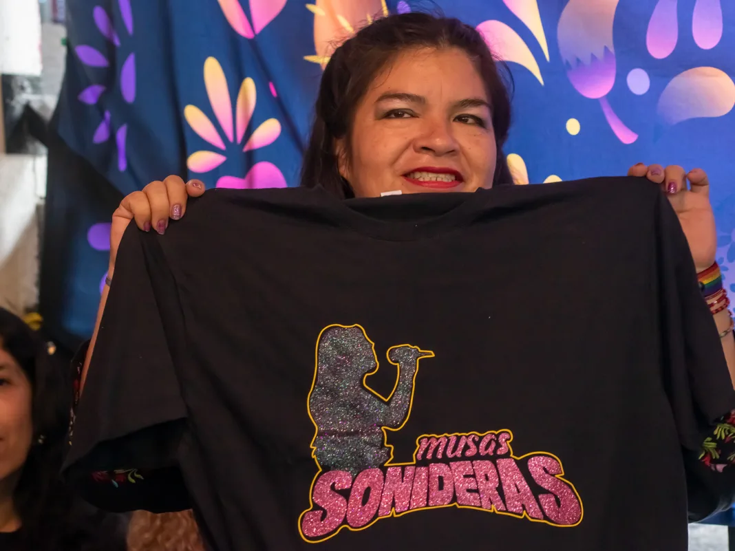 Por medio de una rueda de prensa, Musas Sonideras anunciaron orgullosamente su séptimo aniversario y la influencia obtenida a lo largo de su trayectoria. A su vez, reafirmaron su compromiso en la lucha de mujeres a partir de la música sonidera. Por medio de una rueda de prensa, Musas Sonideras anunciaron orgullosamente su séptimo aniversario y la influencia obtenida a lo largo de su trayectoria. A su vez, reafirmaron su compromiso en la lucha de mujeres a partir de la música sonidera.