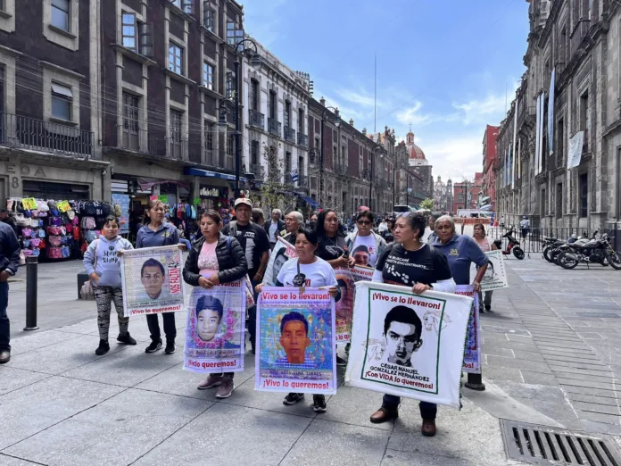 449695889_860446826110628_5464488523289360479_n Madres y Padres de los 43 estudiantes de Ayotzinapa se Reúnen con AMLO: Continúan las exigencias de justicia