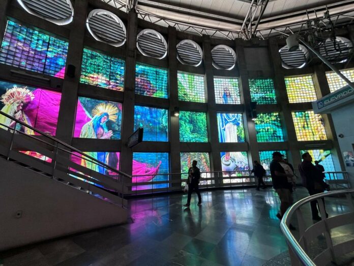 David LaChapelle Ilumina el Metro de la Ciudad de México con su exposición fotográfica "San Lázaro Iluminado"