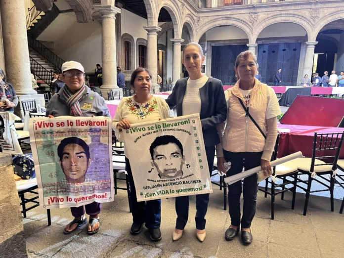 Sheinbaum prometió a los familiares de los 43 la continuidad del caso en su sexenio próximo y AMLO sostuvo la falta de pruebas hacia la participación del Ejército en el caso Ayotzinapa. Se anunció la entrega de 85 nuevos documentos, de los cuales 15 son nuevos folios. Sheinbaum prometió a los familiares de los 43 la continuidad del caso en su sexenio próximo y AMLO sostuvo la falta de pruebas hacia la participación del Ejército en el caso Ayotzinapa. Se anunció la entrega de 85 nuevos documentos, de los cuales 15 son nuevos folios.