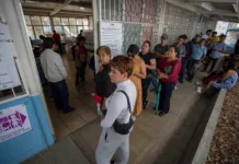 Reflexiones de las elecciones en Coahuila Del derecho a votar a la presidencia La postulación y la participación política aún sigue siendo una lucha vigente para aquellas mujeres que deciden ejercer el derecho a ser votadas. Es por ello que en la actualidad, la participación ciudadana, es fundamental para el desarrollo democratico de la selección de los candidatos y sus cargos públicos. Después de una larga travesía por la lucha del reconocimiento a los derechos políticos-electorales, las pasadas elecciones de México se convirtieron en un hecho histórico, ya que a 200 años de ser liderado únicamente por hombres, llegó a la presidencia una mujer. Si bien hoy, se conmemoró 69 años de participación política femenina, por lo que debemos reflexionar sobre las importantes transformaciones para nuestro país, así como el compromiso de cada ciudadano con el desarrollo democrarico del mismo. Y, aunque las leyes conmemoran la igualdad y equidad jurídica de hombres y mujeres, existen pendientes por aclarar.