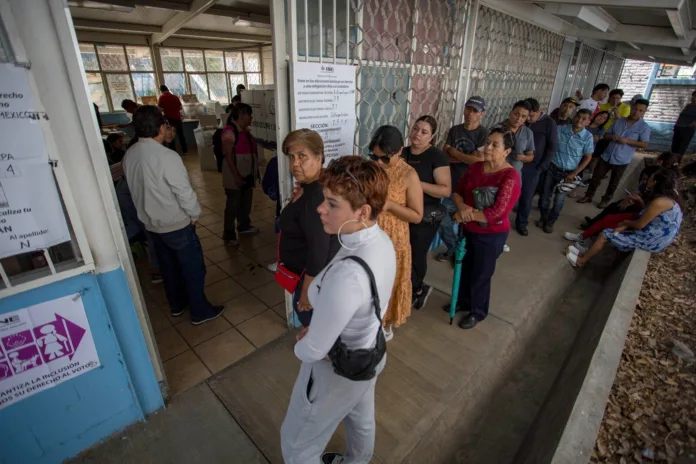 Del derecho a votar a la presidencia La postulación y la participación política aún sigue siendo una lucha vigente para aquellas mujeres que deciden ejercer el derecho a ser votadas. Es por ello que en la actualidad, la participación ciudadana, es fundamental para el desarrollo democratico de la selección de los candidatos y sus cargos públicos. Después de una larga travesía por la lucha del reconocimiento a los derechos políticos-electorales, las pasadas elecciones de México se convirtieron en un hecho histórico, ya que a 200 años de ser liderado únicamente por hombres, llegó a la presidencia una mujer. Si bien hoy, se conmemoró 69 años de participación política femenina, por lo que debemos reflexionar sobre las importantes transformaciones para nuestro país, así como el compromiso de cada ciudadano con el desarrollo democrarico del mismo. Y, aunque las leyes conmemoran la igualdad y equidad jurídica de hombres y mujeres, existen pendientes por aclarar. Del derecho a votar a la presidencia La postulación y la participación política aún sigue siendo una lucha vigente para aquellas mujeres que deciden ejercer el derecho a ser votadas. Es por ello que en la actualidad, la participación ciudadana, es fundamental para el desarrollo democratico de la selección de los candidatos y sus cargos públicos. Después de una larga travesía por la lucha del reconocimiento a los derechos políticos-electorales, las pasadas elecciones de México se convirtieron en un hecho histórico, ya que a 200 años de ser liderado únicamente por hombres, llegó a la presidencia una mujer. Si bien hoy, se conmemoró 69 años de participación política femenina, por lo que debemos reflexionar sobre las importantes transformaciones para nuestro país, así como el compromiso de cada ciudadano con el desarrollo democrarico del mismo. Y, aunque las leyes conmemoran la igualdad y equidad jurídica de hombres y mujeres, existen pendientes por aclarar.