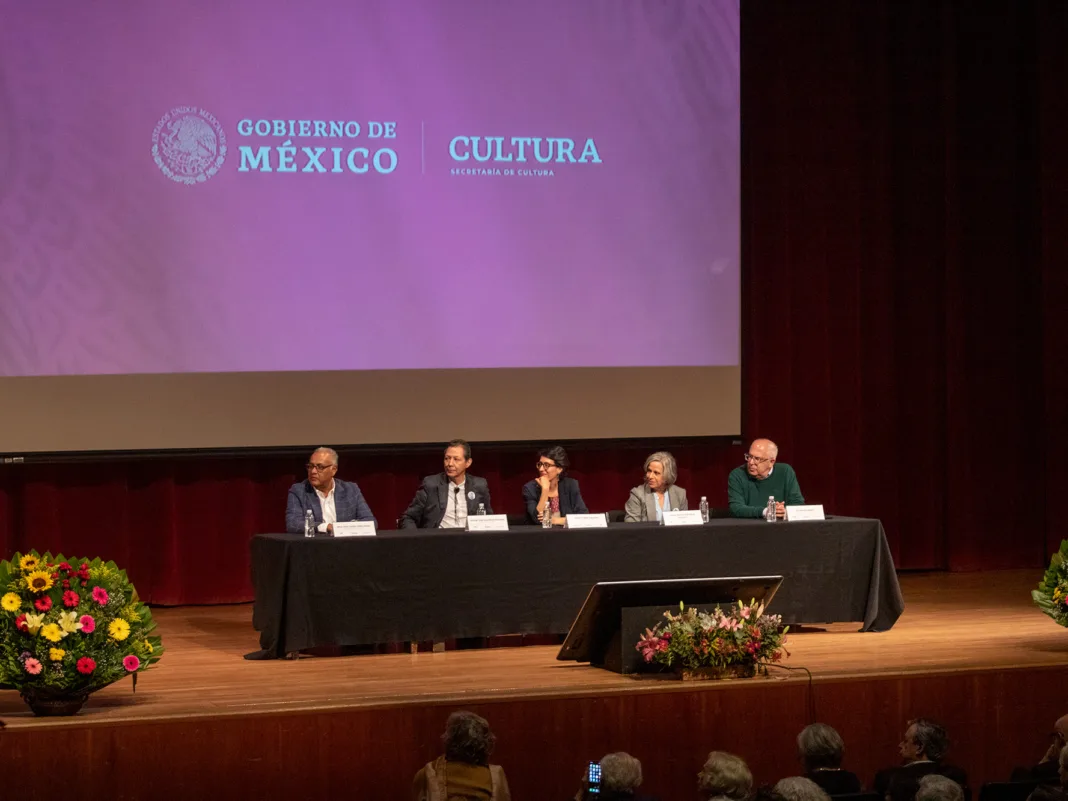 En el marco del 25° Encuentro Nacional de Fototecas realizado en el INAH de Ciudad de México, Flor Garduño y Gerardo Montiel Klint fueron galardonados con la Medalla al Mérito Fotográfico 2024 por su destacada innovación y precisión en la expresión fotográfica. En el marco del 25° Encuentro Nacional de Fototecas realizado en el INAH de Ciudad de México, Flor Garduño y Gerardo Montiel Klint fueron galardonados con la Medalla al Mérito Fotográfico 2024 por su destacada innovación y precisión en la expresión fotográfica.