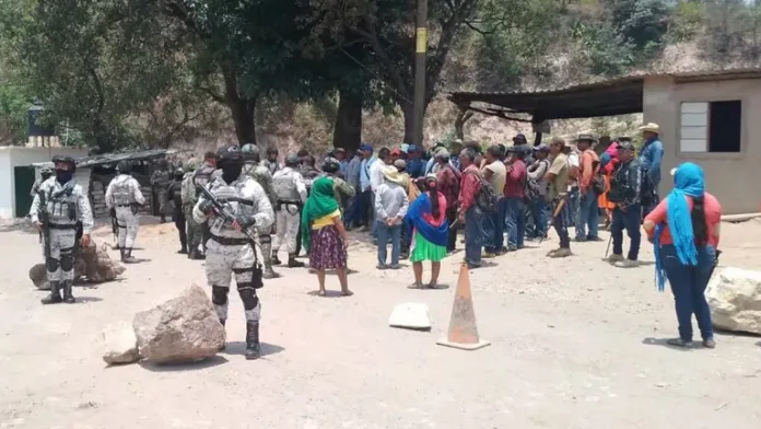 El CNI y el CIPOG-EZ han denunciado haber recibido amenazas del crimen organizado mediante llamadas telefónicas el pasado 15 de julio en el estado de Guerrero. (1) El CNI y el CIPOG-EZ han denunciado haber recibido amenazas del crimen organizado mediante llamadas telefónicas el pasado 15 de julio en el estado de Guerrero.