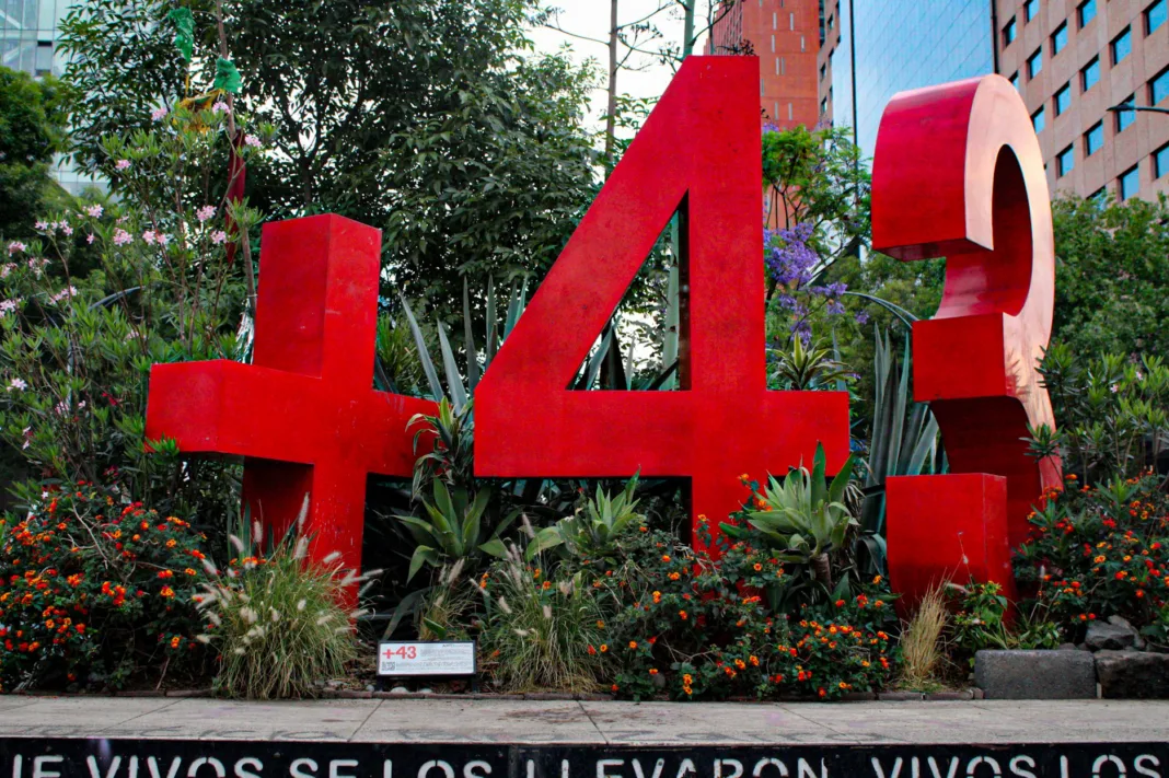 Madres y padres de los 43 normalistas desaparecidos, en respuesta al primer reporte de Andrés Manuel López Obrador, denunciaron intentos de invalidar el caso Ayotzinapa y el encubrimiento hacia el Ejército de México. Madres y padres de los 43 normalistas desaparecidos, en respuesta al primer reporte de Andrés Manuel López Obrador, denunciaron intentos de invalidar el caso Ayotzinapa y el encubrimiento hacia el Ejército de México.