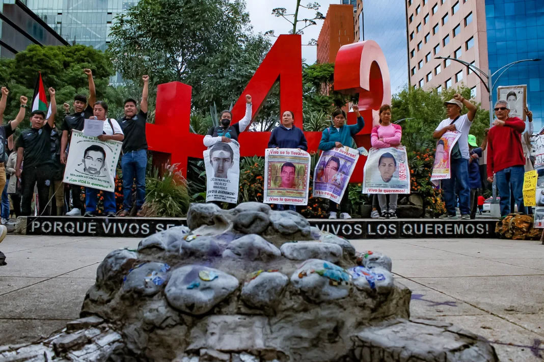 En la 118 Acción Global por Ayotzinapa y México, familiares de los 43 externaron su indignación hacia la respuesta de AMLO en relación al caso Ayotzinapa, a través de un escrito que será entregado el lunes 29 de julio. En la 118 Acción Global por Ayotzinapa y México, familiares de los 43 externaron su indignación hacia la respuesta de AMLO en relación al caso Ayotzinapa, a través de un escrito que será entregado el lunes 29 de julio.