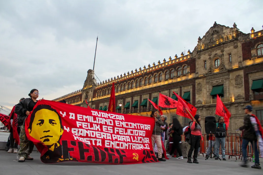 A más de 15 días de la desaparición de Félix Emiliano Jiménez, la movilización encabezada por el FEDEF-25 continúa con las exigencias por avances justos y verdaderos en la investigación del maestro. A 20 días de la desaparición de Félix Emiliano Jiménez continúa la falta de avances en la investigación