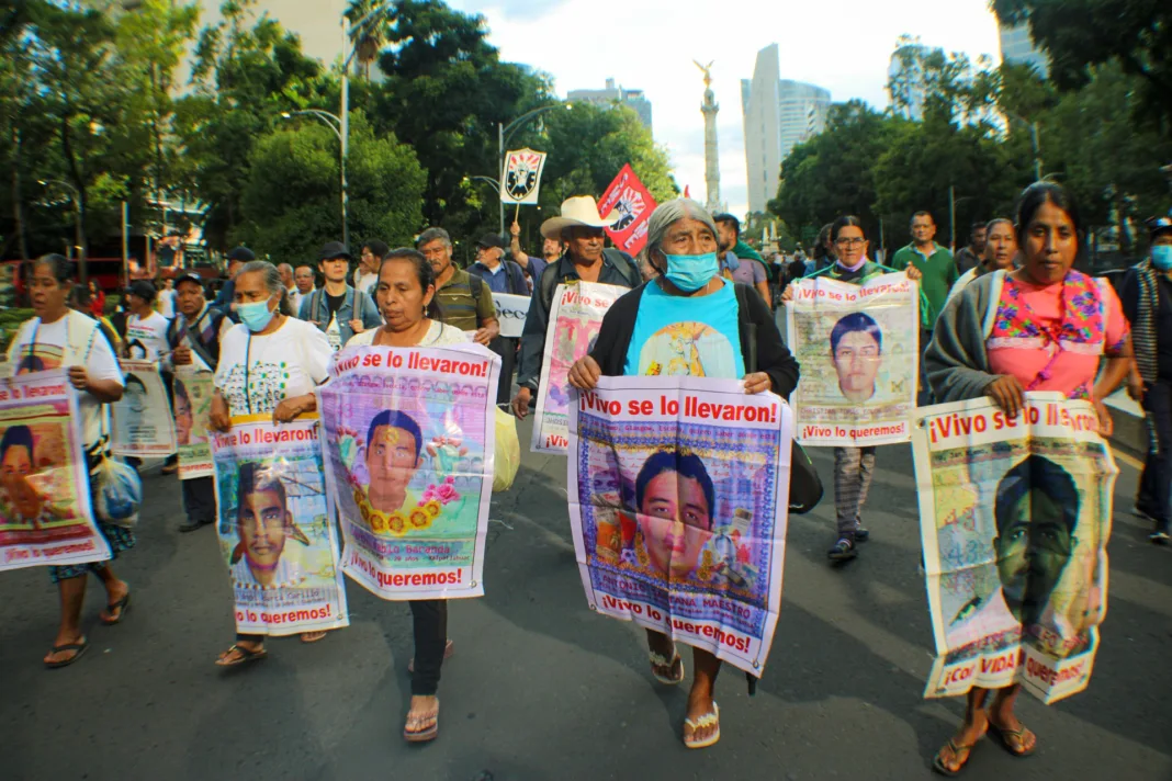 Con un mes de camino a una década sin respuestas, madres y padres externaron su decepción e indignación en la 119 Acción Global por Ayotzinapa y México, al no obtener avances en el caso de los 43 desaparecidos. Con un mes de camino a una década sin respuestas, madres y padres externaron su decepción e indignación en la 119 Acción Global por Ayotzinapa y México, al no obtener avances en el caso de los 43 desaparecidos.
