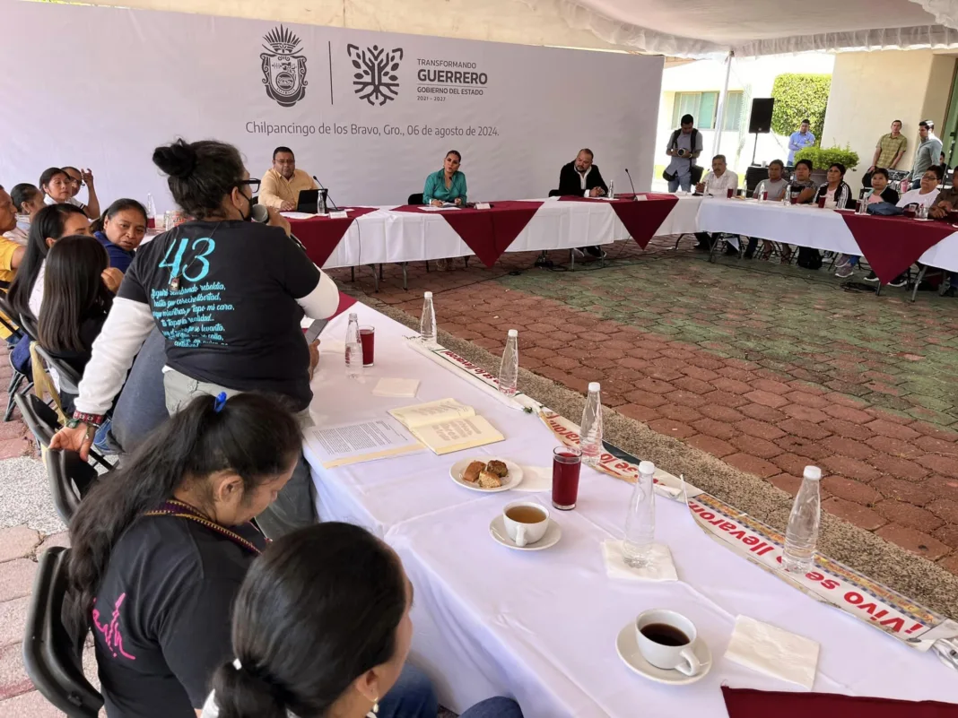Evelyn Salgado Pineda, gobernadora de Guerrero, se reunió por primera vez con los familiares de los 43 desaparecidos en Ayotzinapa después de 3 años en el mando. Se reiteró la búsqueda de los normalistas y se solicitó intervención en área judicial, de salud y educación. Evelyn Salgado Pineda, gobernadora de Guerrero, se reunió por primera vez con los familiares de los 43 desaparecidos en Ayotzinapa después de 3 años en el mando. Se reiteró la búsqueda de los normalistas y se solicitó intervención en área judicial, de salud y educación.