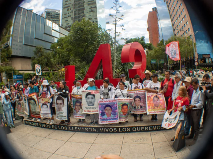 119 Jornadas sin respuesta al caso Ayotzinapa Tras casi una década por la búsqueda de justicia, familiares de los 43 normalistas de Ayotzinapa denunciaron durante la Acción 119 el incumplimiento de AMLO, quien prometió resolver el caso en su sexenio.
