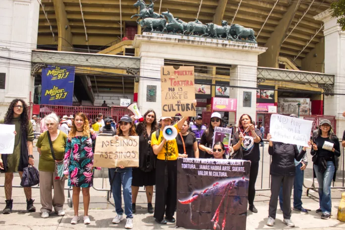 Activistas cacerolazo toros Activistas contra las corridas de toros
