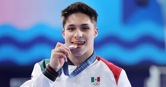 Osmar-Olvera-fue-a-Paris-2024-por-medallas-y-lo-logro El mexicano Osmar Olvera ganó la 4ta medalla para la delegación mexicana en clavados de trampolín 3 metros varonil en el Centro Acuático de Saint Denis.