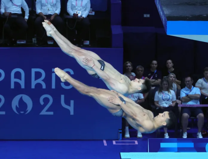 plata Tras una semana de haber iniciado los Juegos Olímpicos en París, los clavadistas Osmar Olvera y Juan Celaya ganaron medalla plata con sabor a oro tras una intensa competencia contra la delegación de China.