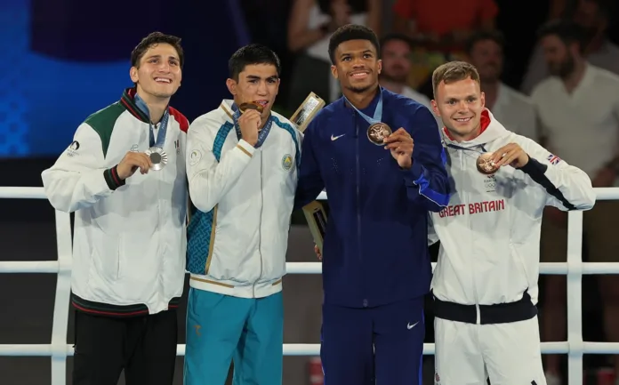 El boxeador Marco Verde ganó medalla de plata tras un intenso enfrentamiento con su compañero de profesión Asadkhuja Muydinkhujaev de Uzbekistán en la categoría de los 71 kilos masculino en el Estadio Roland Garros. El boxeador Marco Verde ganó medalla de plata tras un intenso enfrentamiento con su compañero de profesión Asadkhuja Muydinkhujaev de Uzbekistán en la categoría de los 71 kilos masculino en el Estadio Roland Garros.