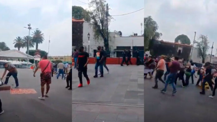 En la protesta pacífica frente a la alcaldía de Xochimilco, manifestantes en defensa de Hortensia Telésforo, fueron agredidos por golpeadores. Responsabilizaron a las autoridades como José Carlos Acosta y Francisco Pastrana, y exigieron la liberación de personas desaparecidas forzadamente en el acto.